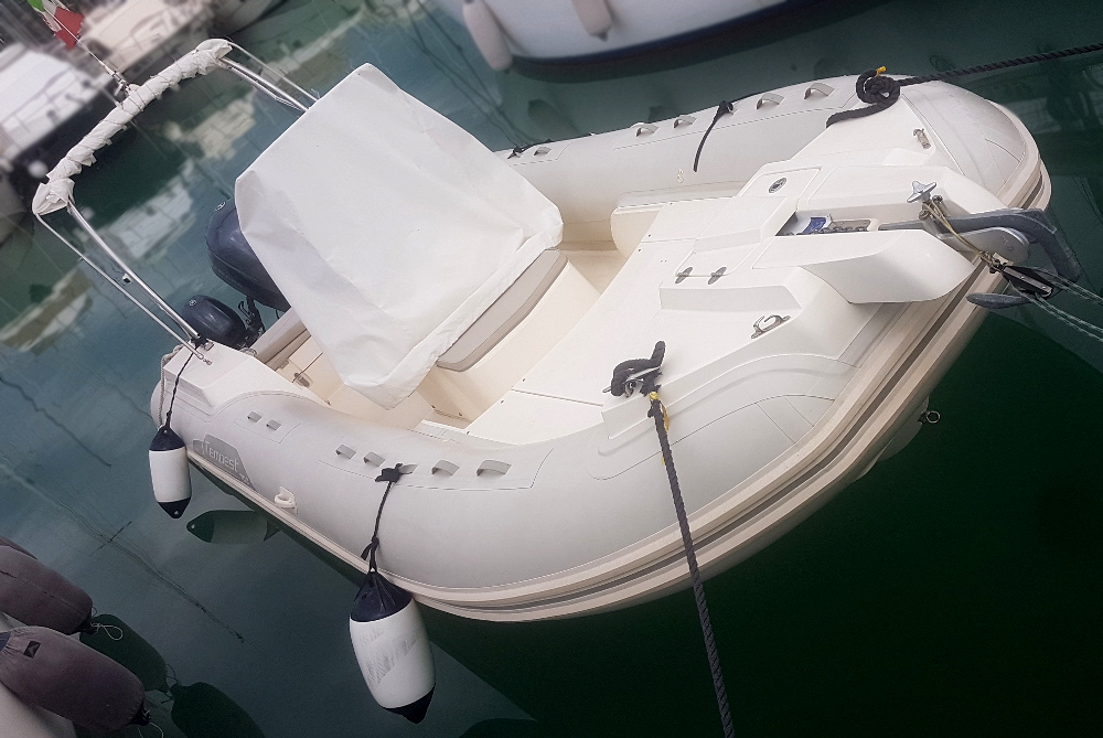 <<< VENDUTO >>> CAPELLI TEMPEST 700 + 225HP YAMAHA (2014)<br><a href=dettaglio.aspx?Id=250 >VAI ALLA SCHEDA</a>